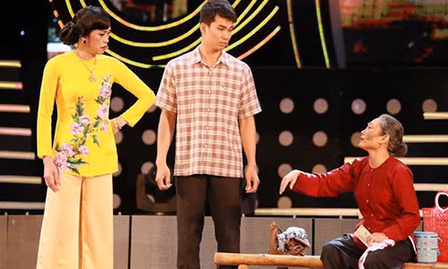 Thú vị Hoài Linh giả gái đứng chung sân khấu cùng Xuân Hinh