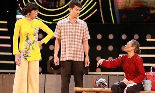 Thú vị Hoài Linh giả gái đứng chung sân khấu cùng Xuân Hinh