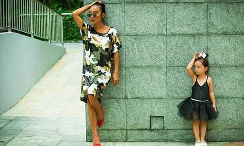 Con gái Đoan Trang mới lên 3 đã tạo dáng cực đỉnh