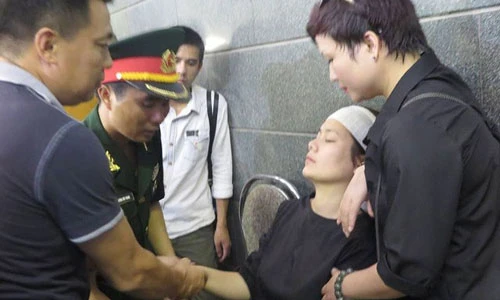 Bông Mai ngất trong tang lễ nhạc sĩ An Thuyên