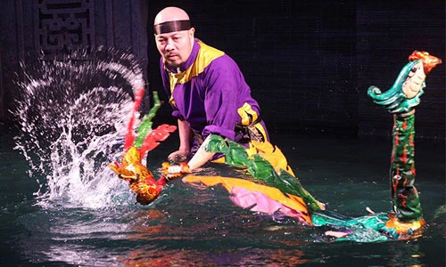 NSƯT Đức Hùng xuống nước múa rối trong cái rét kỷ lục