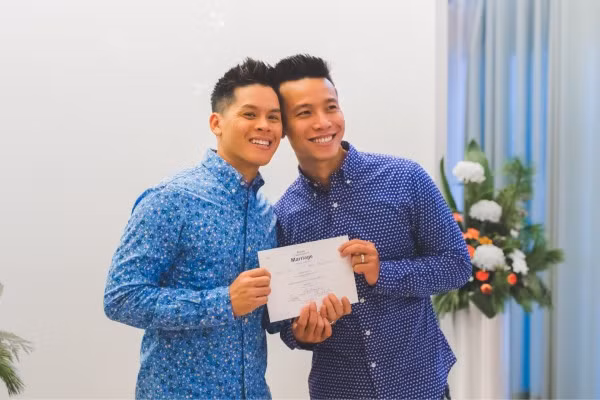 John Huy Trần và bạn trai đăng ký kết hôn tại Canada