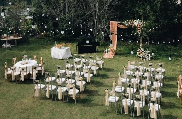 Không gian hôn lễ lung linh như cổ tích của Tóc Tiên và Hoàng Touliver