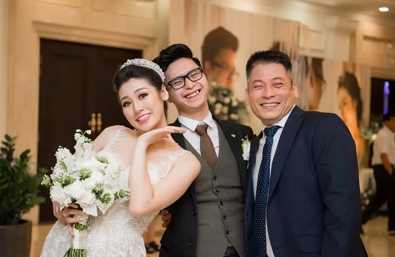 Khoảnh khắc bá đạo của cô dâu Tú Anh trong đám cưới