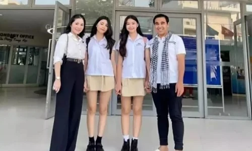 2 ái nữ nhà Quyền Linh khoe chân dài miên man chuẩn mẫu