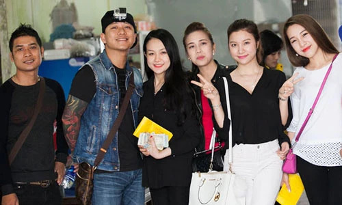 Vợ chồng Tuấn Hưng cùng học trò cưng đi chùa Hương 