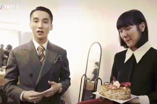 ô bị soi vì gương mặt kém xinh khi chưa make up kĩ càng. “Nàng thơ” Sơn Tùng xuất hiện với bọng mắt sưng húp, gương mặt bơ phờ, thiếu sức sống.