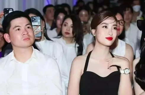 Con trai bầu Hiển gây cười khi công khai "giục cưới" Đỗ Mỹ Linh