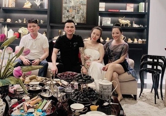 Khắc Việt vui vẻ khoe ảnh bên vợ sau ồn ào với Khắc Tiệp