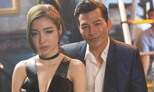 Fan hoảng với gương mặt cứng đơ như tượng của Elly Trần