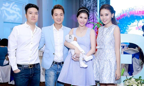 Vợ Đăng Khôi thon gọn bất ngờ trong tiệc đầy tháng con