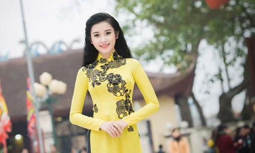 Á hậu Huyền My đẹp ngỡ ngàng đi từ thiện