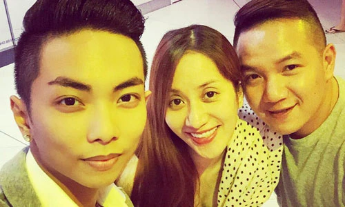 Khánh Thi bế bụng bầu đi xem phim cùng tình trẻ