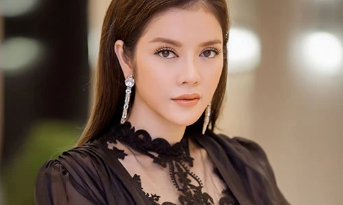 Lý Nhã Kỳ đẹp kiêu sa đi chấm thi Miss Grand International