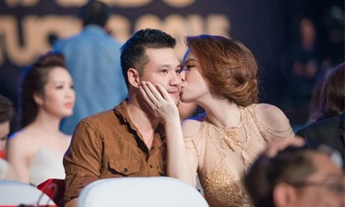Những nụ hôn công khai của sao Việt gây bão
