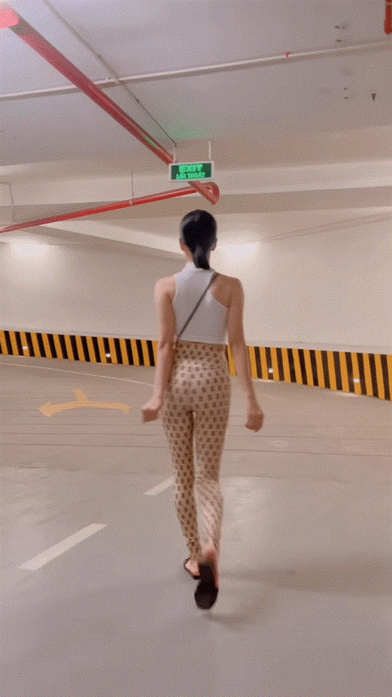 Dân tình cho rằng người quay clip này không ai khác là tình trẻ Lâm Bảo Châu. Từ ngày "độ body", cô cũng rất chăm chỉ show điểm vàng hình thể trước ống kính. Tần suất quá dày đặc đôi khi còn khiến người xem cảm thấy nhức nhối.