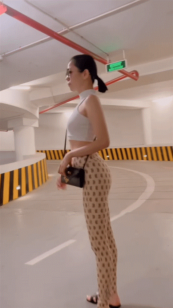Góc máy từ phía sau trông vóc dáng của Lệ Quyên chẳng ai nghĩ là mẹ một con và ở tuổi 41. Sở hữu dáng người mảnh mai lại thêm vòng 3 "mẩy thật mẩy" nên nhìn từ phía sau trông Lệ Quyên chỉ như gái đôi mươi. Dưới bài đăng, rất nhiều người dành lời khen có cánh cho mẹ một con: "Em ơi 18 tuổi chưa em?", "Tưởng gái 18", "Người siêu ngon"...