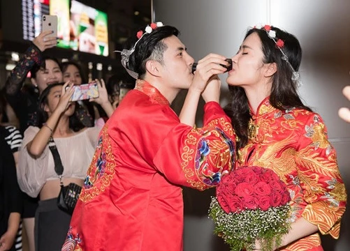 Bất ngờ với "đám cưới" Đông Nhi - Ông Cao Thắng tại sân bay