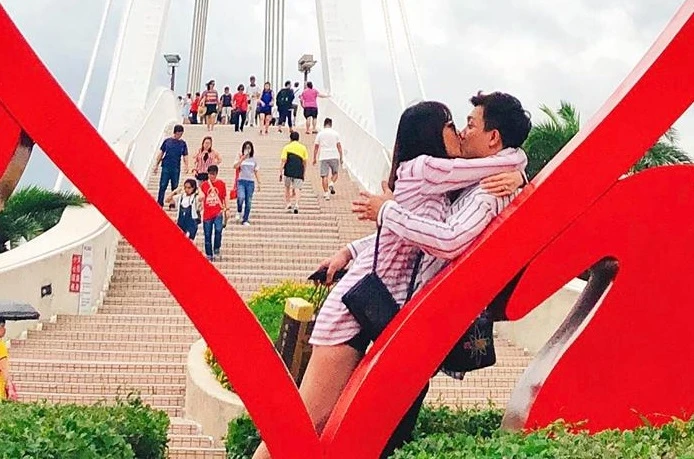 Trấn Thành hôn Hari Won đắm đuối mừng sinh nhật vợ