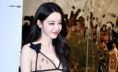 Địch Lệ Nhiệt Ba diện váy mỏng tang khoe vòng một nóng bỏng