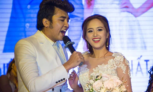 Diễn viên Phương Hằng được chồng hát tặng trong tiệc cưới