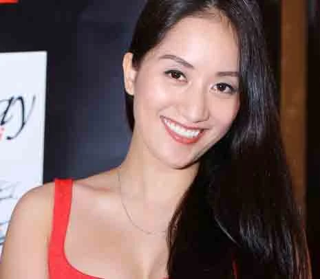 Khánh Thi ngắm "kho" huy chương, cúp vàng để lấy lại tinh thần