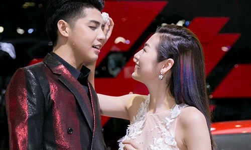 Tú Anh tình cảm lau mồ hôi cho Noo Phước Thịnh