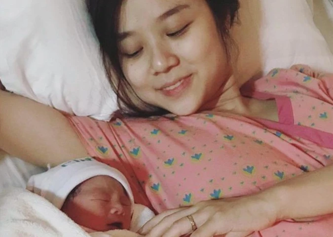 Vợ Hoài Lâm lần đầu công khai ảnh đi đẻ, nhan sắc gây chú ý