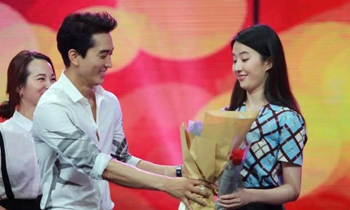 Song Seung Hun tỏ tình Lưu Diệc Phi trên truyền hình
