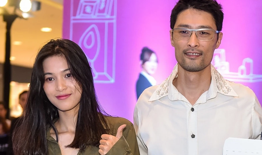 Johnny Trí Nguyễn gây sốc với thân hình gầy gò xuất hiện cùng bạn gái