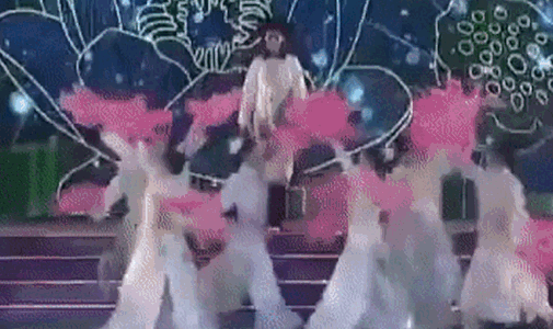 Hoa hau Thien An nga cau thang tren san khau khi dien ao dai