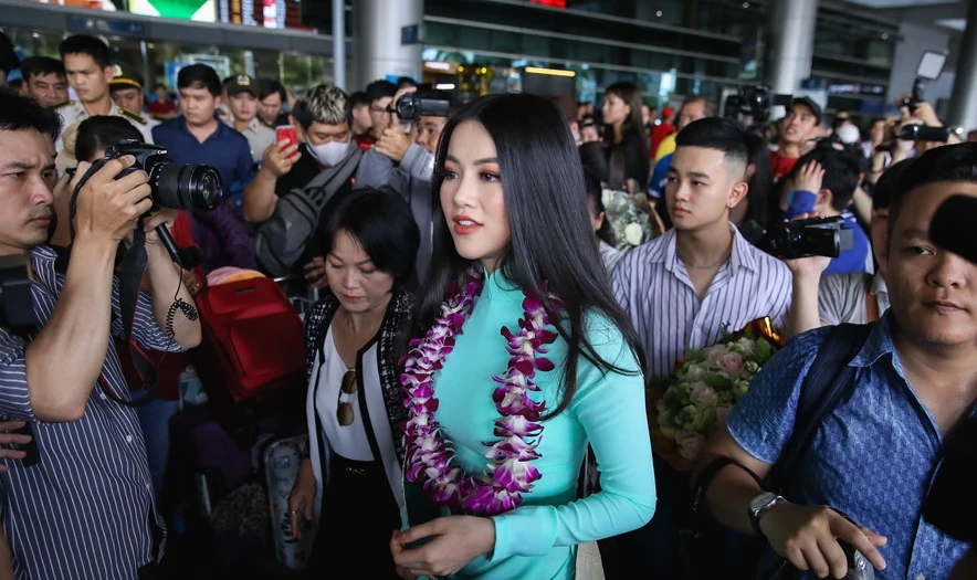 Phương Khánh diện áo dài rạng rỡ trong vòng vây người hâm mộ