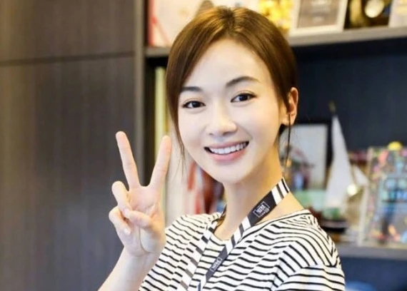 Ngô Cẩn Ngôn mắt sưng mệt mỏi lộ diện sau scandal “chảnh chọe”