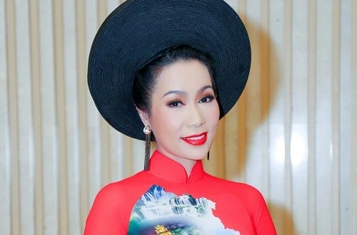 Á hậu Trịnh Kim Chi khoe nhan sắc mặn mà với áo dài đỏ rực