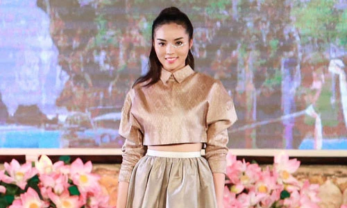 Hoa hậu Kỳ Duyên diễn thời trang tại Festival Huế