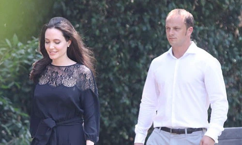 Angelina Jolie rạng rỡ xuất hiện bên người tình tin đồn