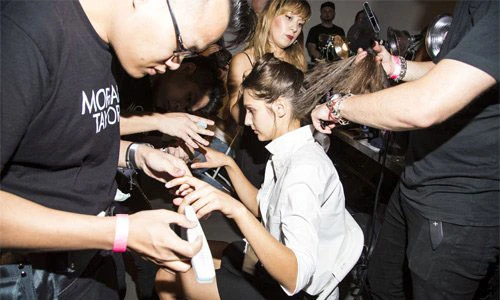 Đột nhật hậu trường tút tát nhan sắc của các người mẫu