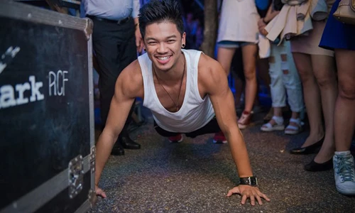 Quán quân Trọng Hiếu tập hít đất trước khi lên sân khấu