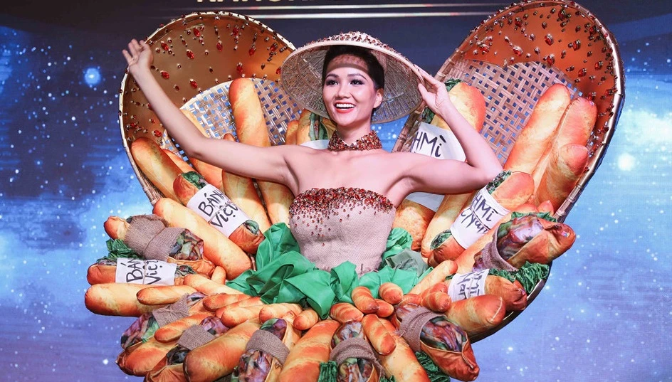 H'Hen Niê công bố quốc phục bánh mỳ từng gây tranh cãi