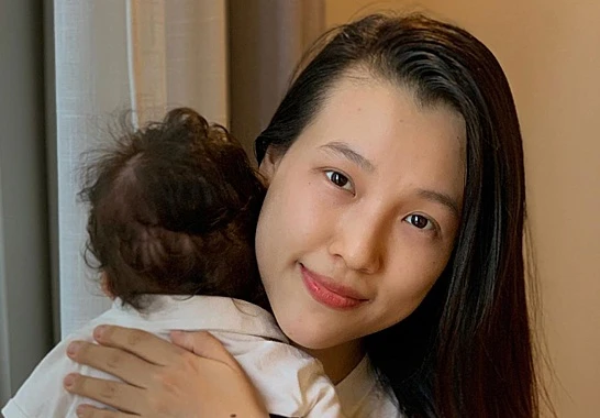 MC Hoàng Oanh đưa con mới sinh sang Singapore đoàn tụ cùng chồng