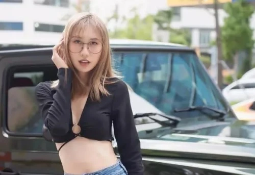 Ca sĩ chuyển giới Lynk Lee mặc hở, vòng 1 trồi sụt thất thường