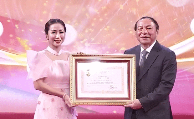 Thanh Tú, Thanh Lam tự hào khi được phong tặng danh hiệu NSND - Hình 3 Thanh Tu, Thanh Lam tu hao khi duoc phong tang danh hieu NSND-Hinh-3