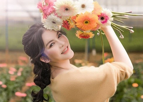 Lý Nhã Kỳ đẹp nao lòng khi khoe ảnh hái hoa ở Đà Lạt