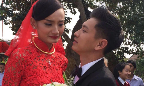 Lê Thúy khóc trong lễ đón dâu khiến chú rể bối rối