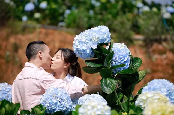 BTV Nguyễn Hoàng Linh ngọt ngào hôn chồng sắp cưới 