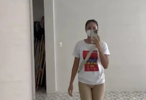 H'Hen Niê gây lú vì tưởng quên mặc quần khi đi thiện nguyện