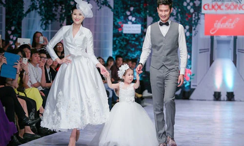 Huy Khánh - Mạc Anh Thư mang con gái lên sàn catwalk