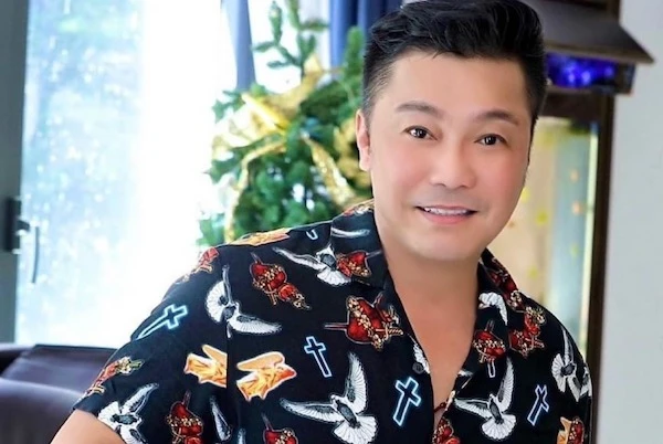 Lý Hùng được khen trẻ trung phong độ khi mặc áo nhiều họa tiết