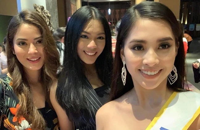 Tiểu Vy rạng rỡ đọ dáng cùng người đẹp Miss World tại Trung Quốc