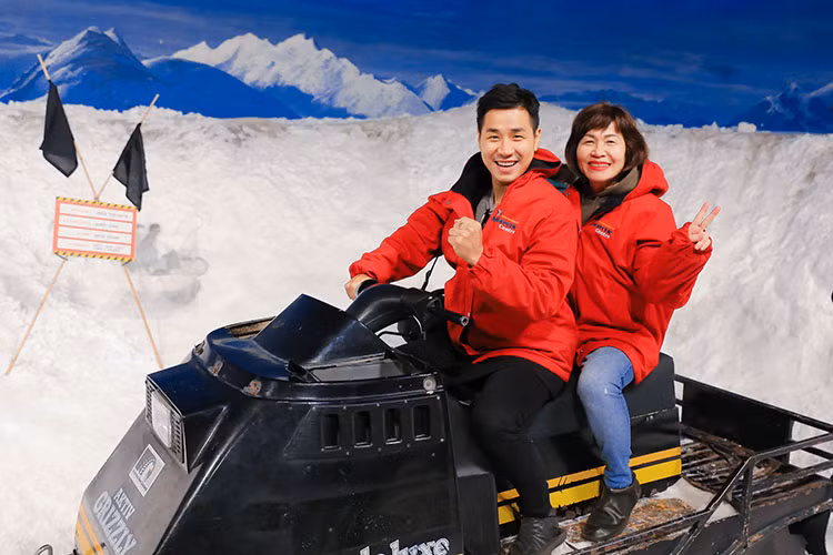 MC Nguyên Khang đưa mẹ đi du lịch New Zealand đầu năm mới